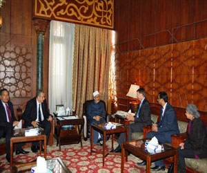   مصر اليوم - الطيب يؤكد لسفير بريطانيا قدرة الأزهر على بث السلام في الغرب