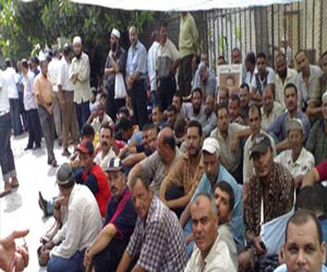 مصر اليوم - عمال مساهمة البحيرة يقطعون السكك الحديدية