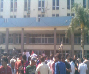   مصر اليوم - مواطن يحاول الانتحار داخل مبنى محافظة السويس