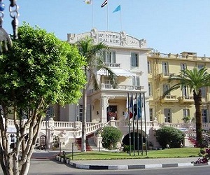   مصر اليوم - عمال فندق ونتر بالاس يعتصمون خلال إقامة السفيرة الأميركية