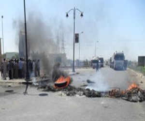   مصر اليوم - العشرات في السويس يحتجون على عدم القبض على قاتل