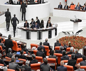   مصر اليوم - تشابك بالأيدي بين نواب البرلمان التركي