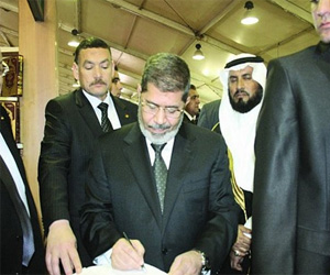   مصر اليوم - الحرس الجمهوري يمنع سيدات من لقاء مرسي في معرض الكتاب