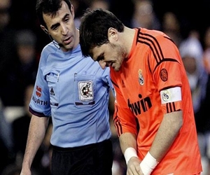   مصر اليوم - كاسياس يتلقى رسالة دعم من لاعبي برشلونة