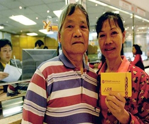   مصر اليوم - هونغ كونغ تعمم التعامل بالرينمنبي خارج الحدود في دبي