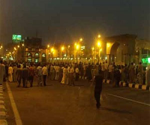   مصر اليوم - المتظاهرون يفتحون الطريق للسيارات أمام محافظة الجيزة