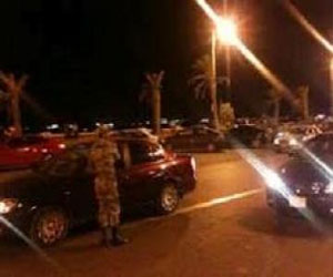   مصر اليوم - لجان شعبية في السويس والجيش يمشط المدينة لضبط حاملي الأسلحة المسروقة