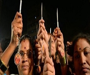   مصر اليوم - توزيع سكاكين على نساء في الهند للدفاع عن أجسادهن