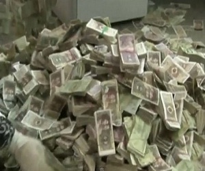   مصر اليوم - رجل أعمال يفرغ موظفي بنك لعد أمواله