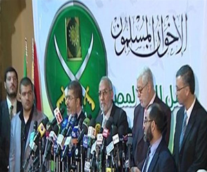   مصر اليوم - أدباء وسياسيون شباب يتهمون الإخوان بالانقلاب على الثورة