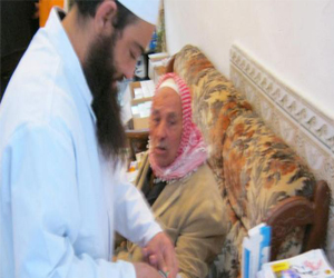 مصر اليوم - العمل الخيري أداة السلفيين للتغلغل في الأحياء الفقيرة في تونس