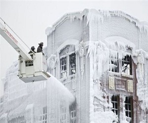   مصر اليوم - إخماد حريق في شيكاغو يحول المكان إلى جليد