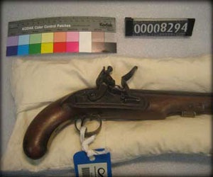   مصر اليوم - مسدس القبطان كوك للبيع في مزاد