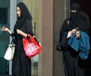 مصر اليوم - السعوديات يعملن مع الرجال مفصولات عنهم بحواجز مرتفعة