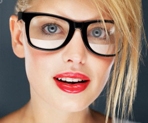   مصر اليوم - مكياج المرأة التي ترتدي نظارة طبية