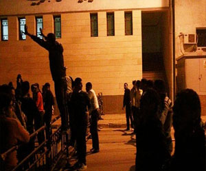   مصر اليوم - متظاهرون يحاولون اقتحام مبنى محافظة القاهرة والشرطة تتصدى لهم