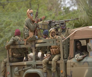 مصر اليوم - الفرنسيون والماليون على أبواب تمبكتو والإسلاميون يحرقون مخطوطات