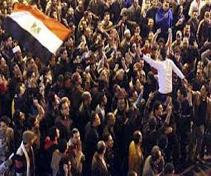   مصر اليوم - مسيرة لا لعزل القناة عن مصر تقطع شارع رمسيس