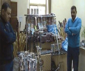   مصر اليوم - ضبط كمية كبيرة من الألعاب النارية والسيوف في الإسكندرية