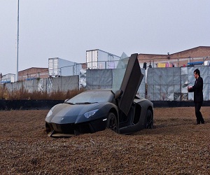 مصر اليوم - تجربة غريبة لسيارة لامبورجيني افنتادور في الحصى في الصين