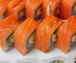   مصر اليوم - السوشي بالسلمون المدخن