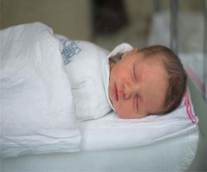   مصر اليوم - سبعيني يقفز في المياه الباردة لإنقاذ رضيع