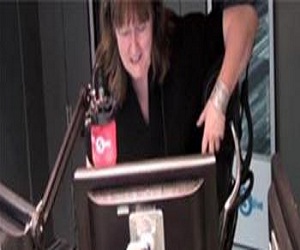   مصر اليوم - مذيعة تقفز مباشرة على الهواء لمرور فأر من تحتها