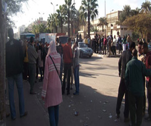   مصر اليوم - قوات الأمن تفتح شارع الهرم والمتظاهرون يهتفون بإسقاط النظام