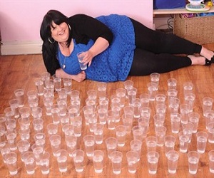   مصر اليوم - مدمنة الماء تشرب أكثر من 44 لترًا في اليوم