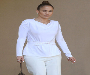 مصر اليوم - جنيفر لوبيز تتألق في بلوزة بيضاء و بنطال واسع