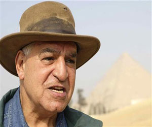 مصر اليوم - زاهي حواس يُمنح الهرم الذهبي من إيطاليا