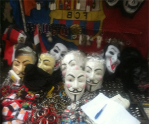   مصر اليوم - بائعو الأقنعة السود ينفون علاقتهم بعناصر بلاك بلوك