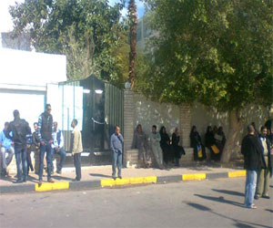   مصر اليوم - إغلاق الوحدة المحلية في الغردقة بالجنازير