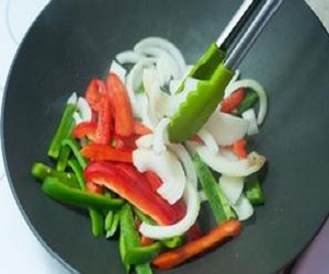   مصر اليوم - شرائح ستيك اللحم بالخضار