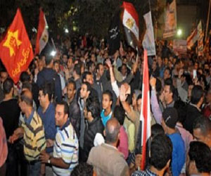   مصر اليوم - مسيرات الإسماعيلية تحمل 3 نعوش رمزية للقيادات السياسية في جمعة الخلاص