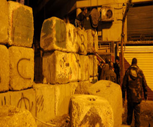   مصر اليوم - الأمن يعيد بناء جدار عازل في سيمون بليفار بعد هدم المتظاهرين جزء منه