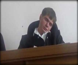   مصر اليوم - قاض روسي يستقيل بعد ضبطه نائمًا أثناء نظر قضية