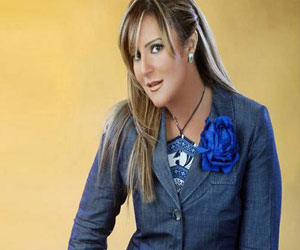 مصر اليوم - رانيا يس تعود إلى القاهرة بعد أداء العمرة