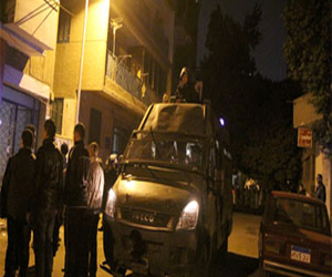   مصر اليوم - سيارة أمن مركزى تطارد المتظاهرين في ميدان روكسى