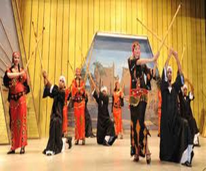  مصر اليوم - أسوان للفنون الشعبية تشارك في احتفالات أوغندا بأعياد النصر