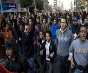   مصر اليوم - السويس: المتظاهرون يحاصرون استراحة مدير الأمن بالغرافتي وعبارات القصاص