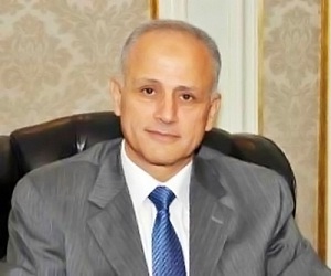   مصر اليوم - وزير التعليم العالي يضع حجر الأساس لهندسة التعدين في السويس