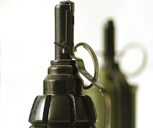   مصر اليوم - تلميذ يهدي أستاذه قنبلة