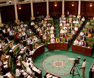   مصر اليوم - العشرات يقتحمون مقر البرلمان الليبي