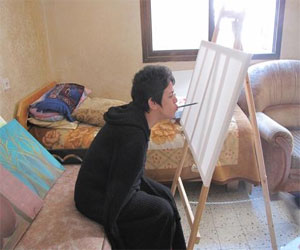   مصر اليوم - هدى: فتاة ترسم بلا يدين وتحلم بالطيران