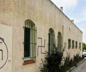   مصر اليوم - تدنيس مساجد فرنسية برسوم عنصرية