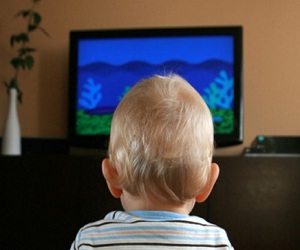   مصر اليوم - العربات والتلفاز يؤديان لتأخر المشي لدى الأطفال