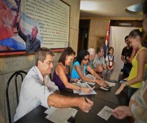   مصر اليوم - ناخبو كوبا يدلون بأصواتهم في انتخابات نيابية بلا معارضة