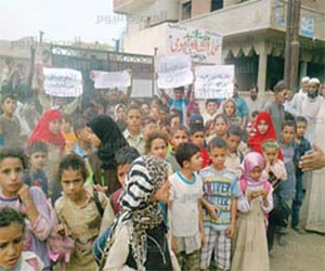   مصر اليوم - أهالي قرية أقصرية يحتجون على سوء حالة مياة الشرب