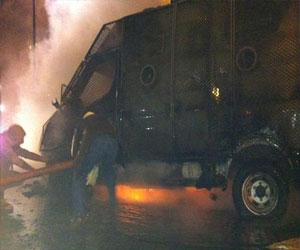 مصر اليوم - المتظاهرون يحطمون مدرعة أمن مركزي بعد حرق أخري في طنطا